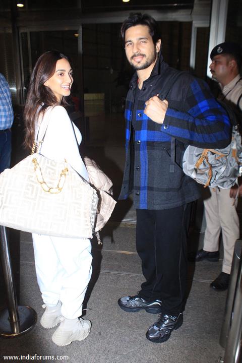 Sidharth Malhotra and Kiara Advani spotted at the airport 