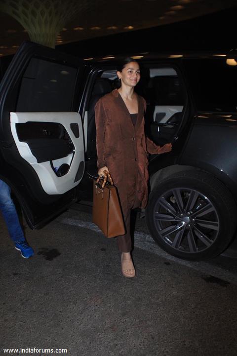 Alia bhatt snapped at the airport 