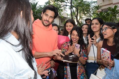 Sidharth Malhotra celebrates his birthday with fans and paps 
