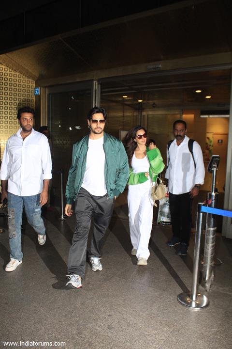 Sidharth Malhotra and Kiara Advani snapped at the airport 