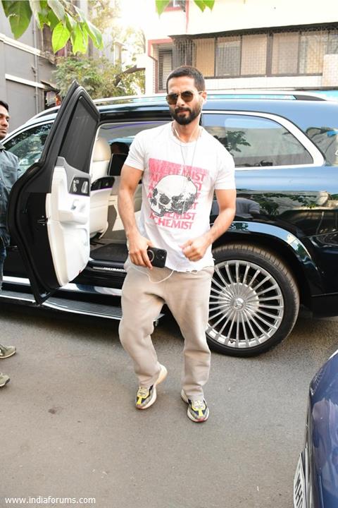 Shahid Kapoor spotted outside cafe in Bandra