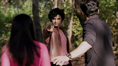 Yuvraj's attempt to shoot Abhira: