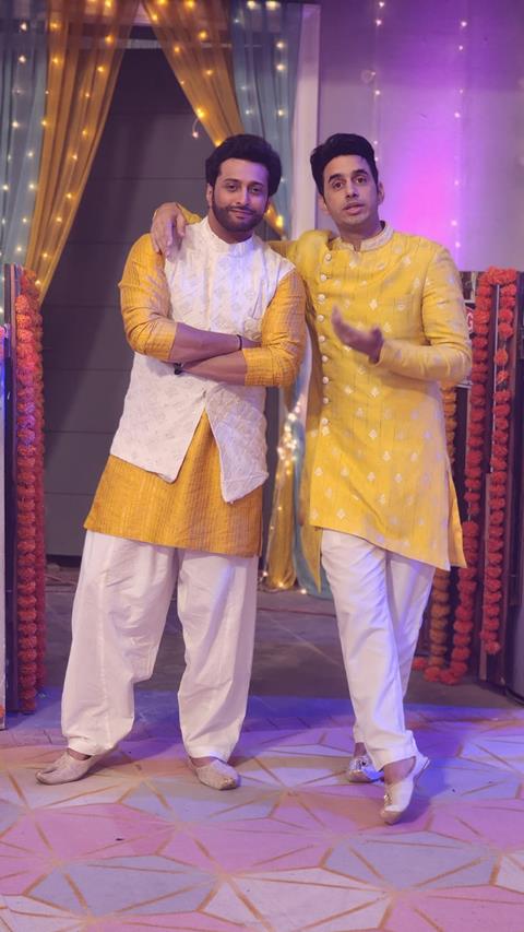 Yash Pandit and Waseem Mushtaq turn shoot breaks into impromptu musical jam sessions on 'Aangan Aapno Kaa' set