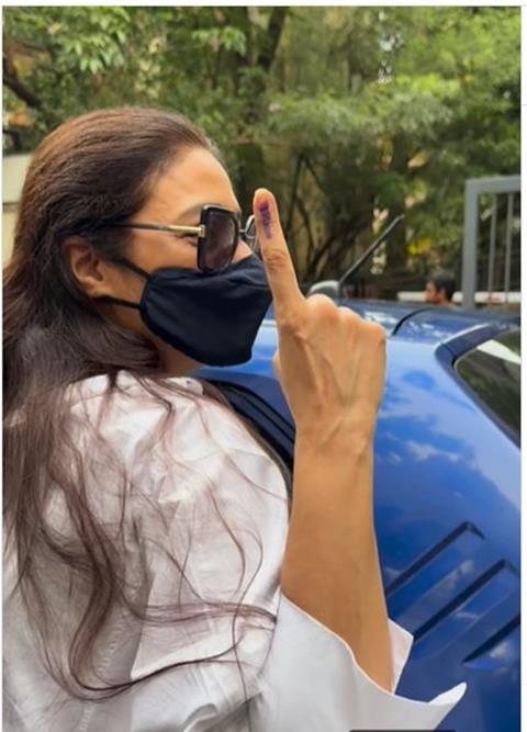 Tabu makes her way to the polling booth