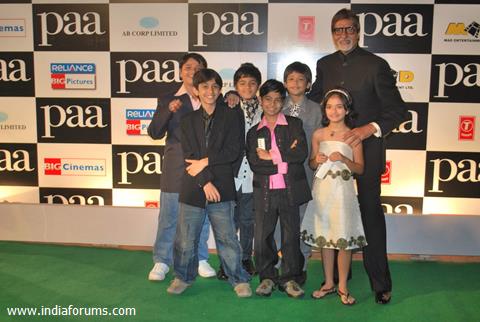 Bollywood actor Amitabh Bachchan with kids at the premiere of film &quot;Paa&quot;
