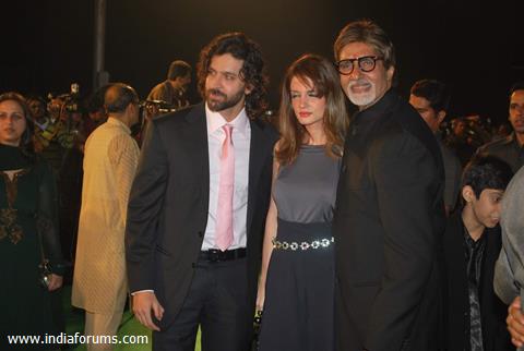Bollywood actors Hrithik Roshan with wife Suzanne and Amitabh Bachchan at the premiere of film &quot;Paa&quot;