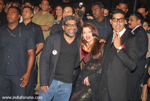 Bollywood actors Abhishek Bachchan with wife Aishwarya Rai Bachchan at the premiere of film &quot;Paa&quot;