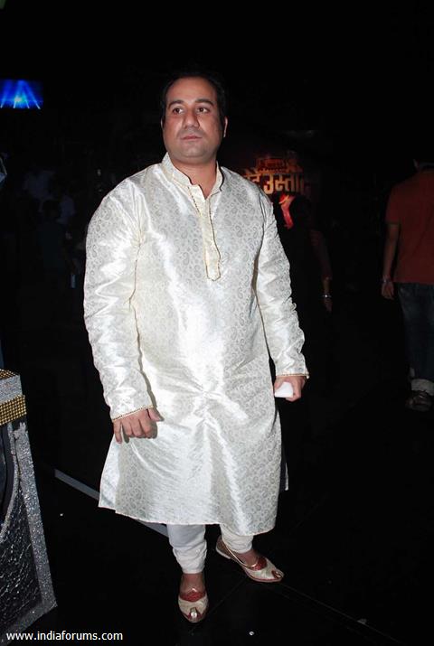 Rahat Fateh Ali Khan on the sets of Chhote Ustaad