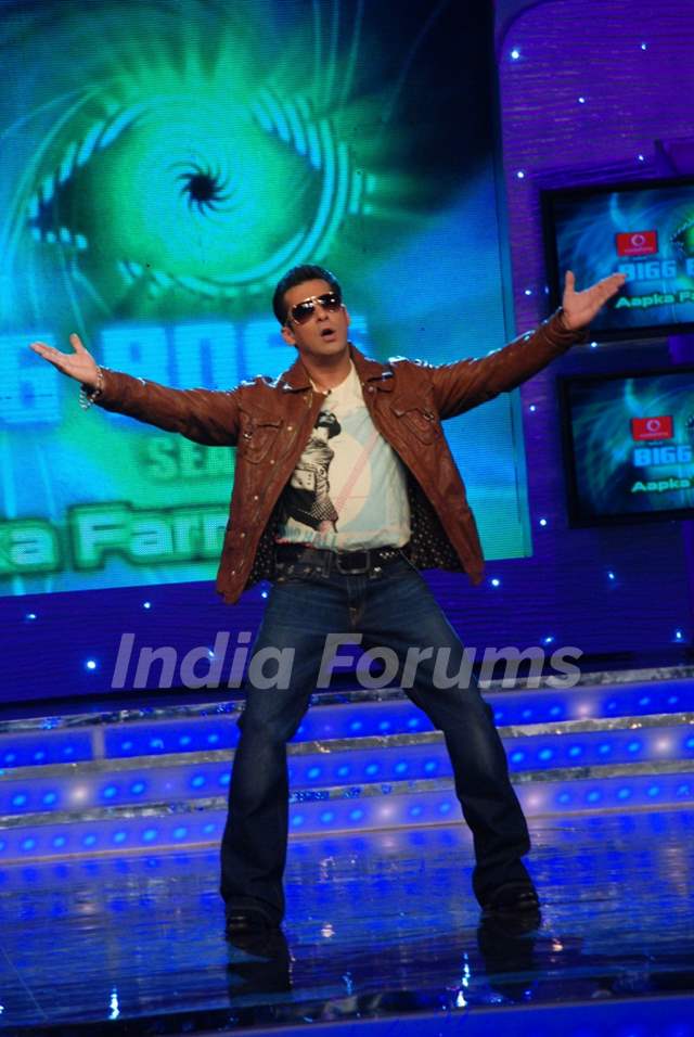 Salman During His Performance At Bigg Boss 4 Akhari Salaam Media 