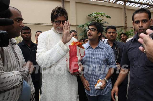 Big B Celebrates His 68th Birthday With Media