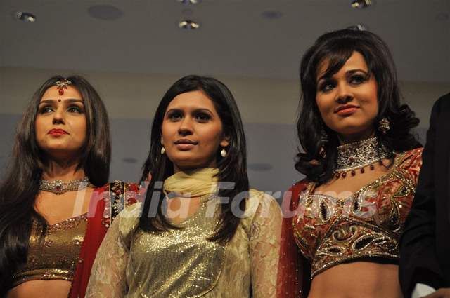 Aarti Chhabria and Priyanka Kothari for Gitanjali Cyclothon Fashion Show 2011