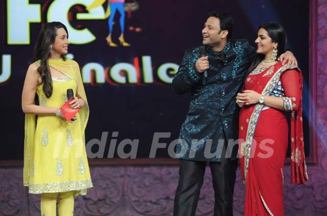 Karishma Kapoor with participants in Grand Finale of Wife Bina Life