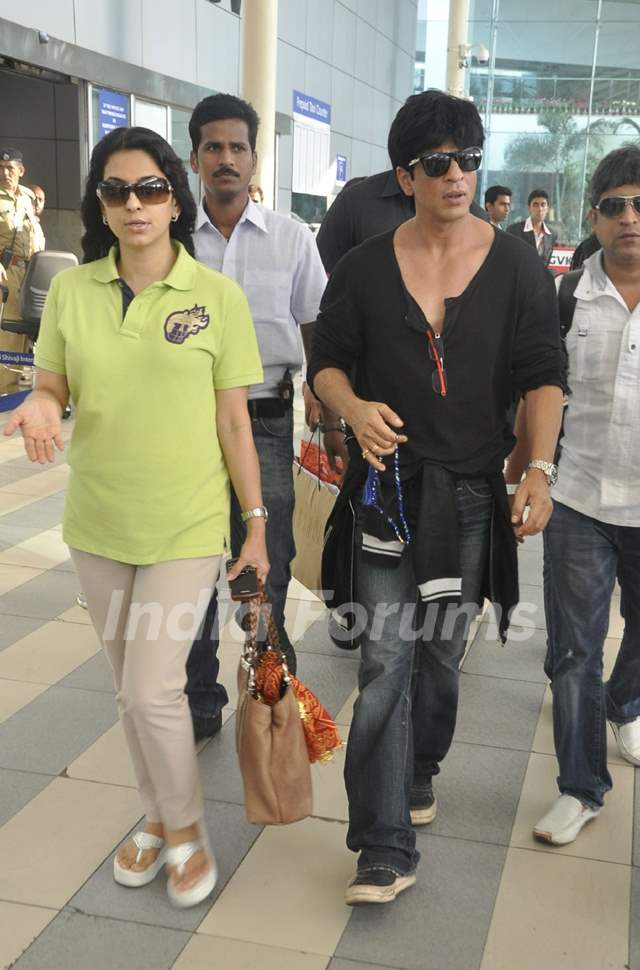 Juhi Chawla Ki Sexy Nangi Bur Ki Photos - Shahrukh Khan and Juhi Chawla arrive from Kolkata after KKR win Media