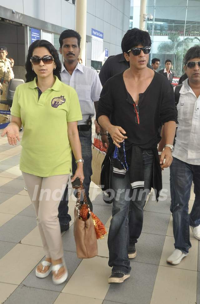Juhi Chawla Nangi Chudai - Shahrukh Khan and Juhi Chawla arrive from Kolkata after KKR win Media
