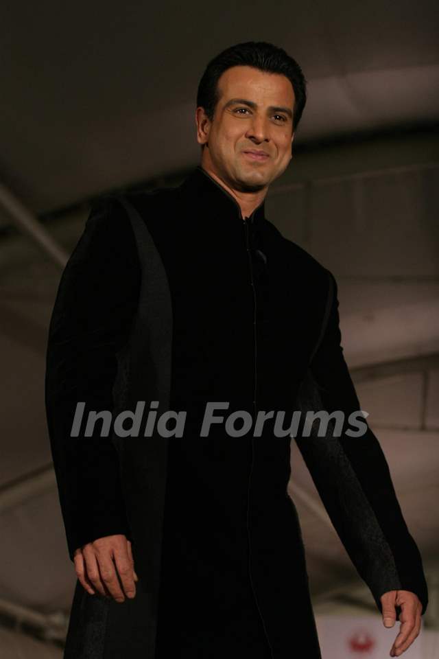 Ronit Roy walk the ramp for Shaina NC and Manish Malhotra at the Pidilite-CPAA charity fashion show