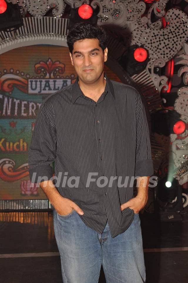 Kunal Roy Kapoor during the promotion of film Delhi Belly on the sets of Entertainment Ke Liye Kuch Bhi Karega