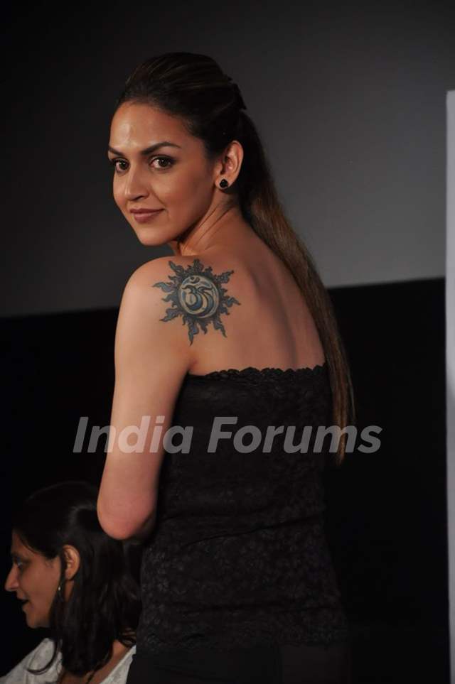 Esha Deol reveals her new tattoo near her waist : Bollywood News -  Bollywood Hungama