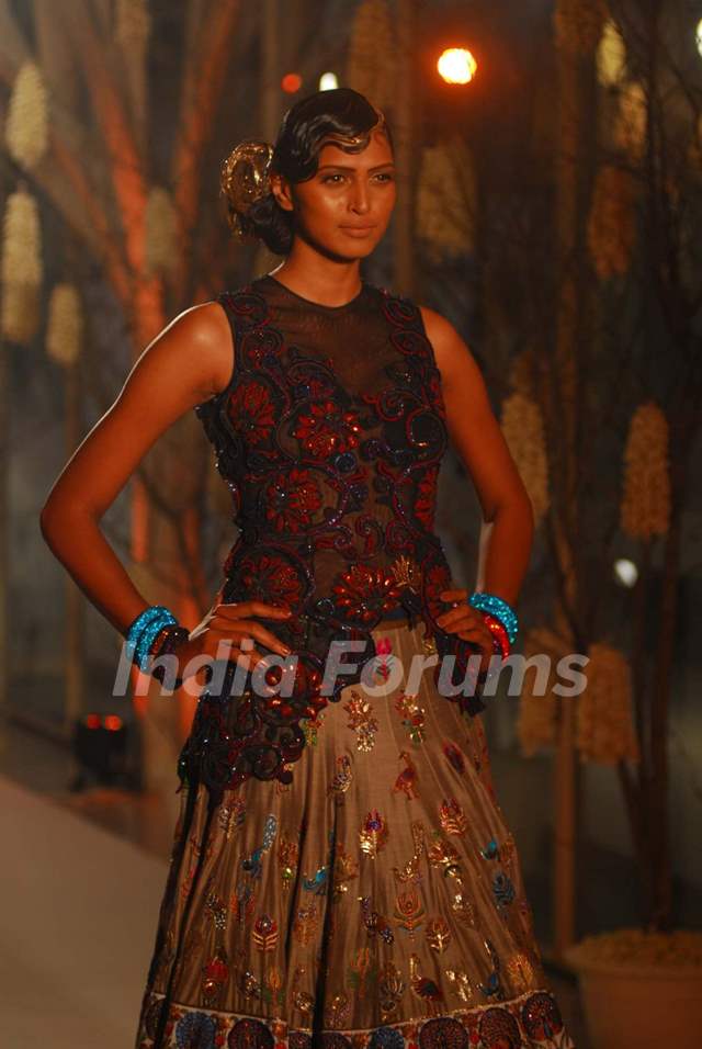 Arjun Rampal walks the ramp for Rohit Bal at Lakme Fashion Week 2011 ...