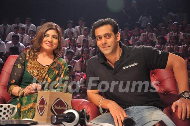 Salman Khan and Alka Yagnik on the sets of Sa Re Ga Ma Lil Champs to promote Bodyguard at Famous Stu