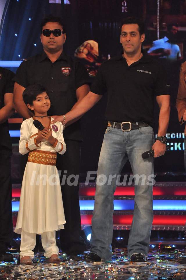 Salman Khan on the sets of Sa Re Ga Ma Lil Champs to promote Bodyguard at Famous Studio. .
