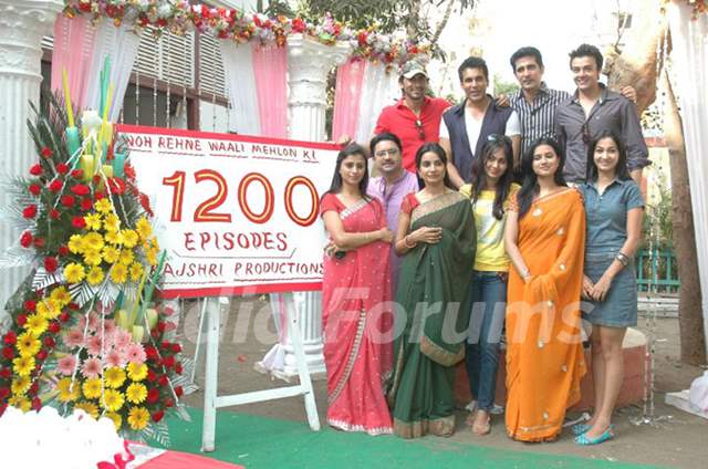 Woh Rehne Waali Mehlon Ki team completes 1200 episodes