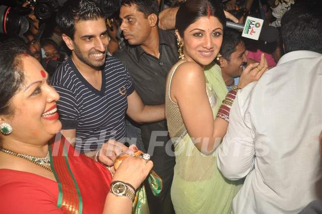 Shilpa Shetty With Husband Raj Kundra Immersing The Lord Shri Ganeshas During The Occasion Of 4451