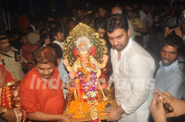 Shilpa Shetty with husband Raj Kundra immersing the Lord ...