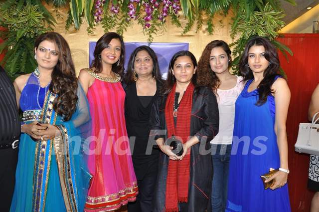 Sheeba, Bhagyashree, Uvika, Manasi and Achla at Nisha Sagar's latest anaarkalis ‘SMITTEN’ at Juhu