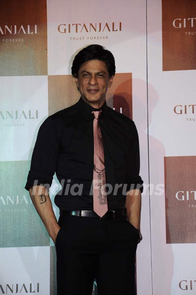 Shah Rukh Khan promotes 'Ra.One' in association with Gitanjali at Trident