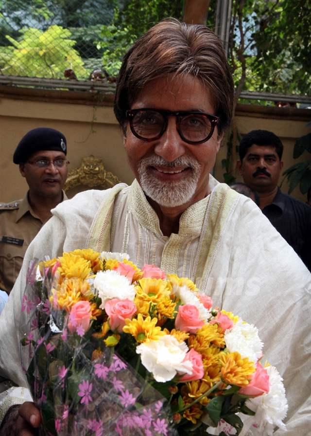 Amitabh Bachchan celebrates his 69th Birthday with media at his office Janak in Mumbai