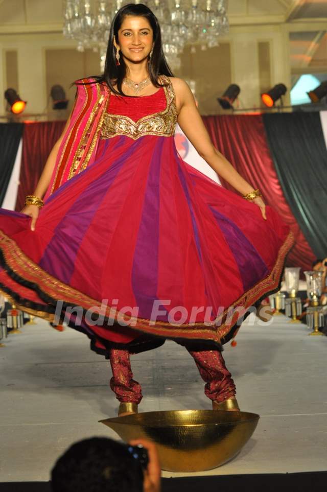 Smily Suri walk the ramp for designer Nisha Sagar Bridal Collection