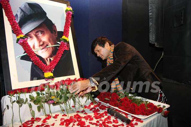 Celebs given Tribute to Dev Anand by 23 Ladies Musician