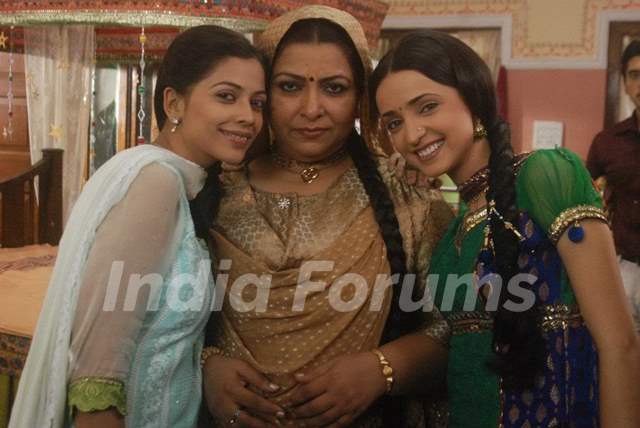 Sanaya, Deepali and Abhaa on the sets of Iss Pyaar Ko Kya Naam Doon