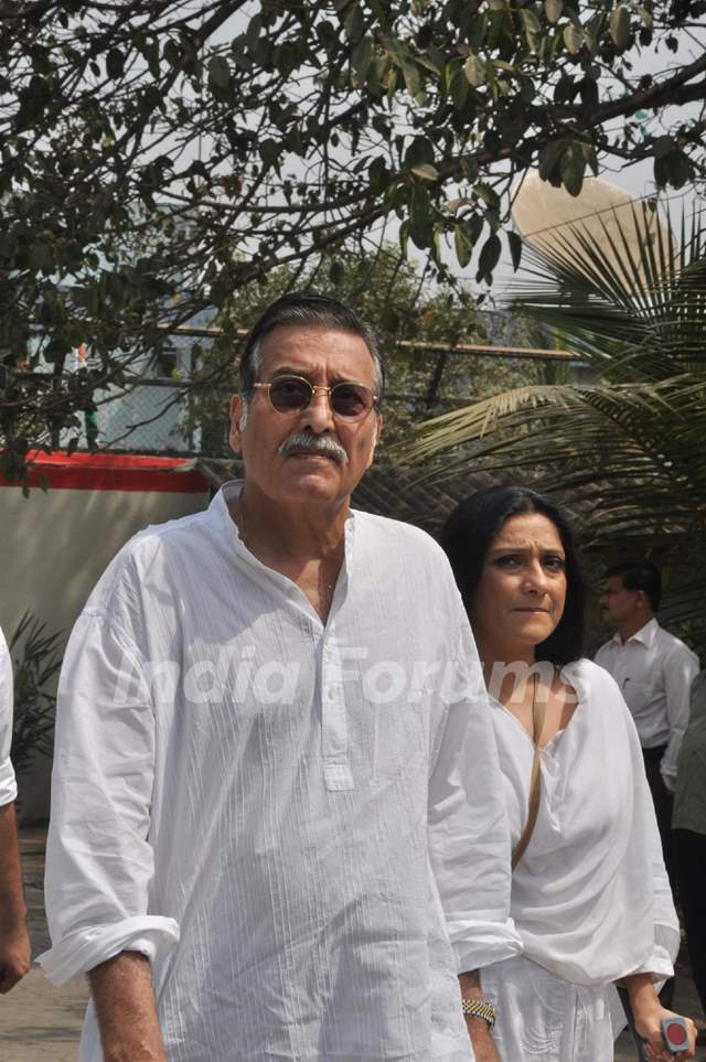 Vinod Khan at Mona Kapoor's funeral at Pawan Hans