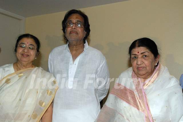 Mangeshkar family in press conference at their residence Prabhu Kunj for master Dinanath awards announcement. .