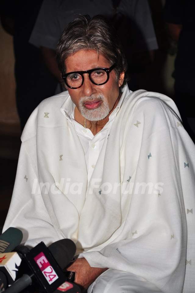 Big B speaks to media on Bofors' controversy