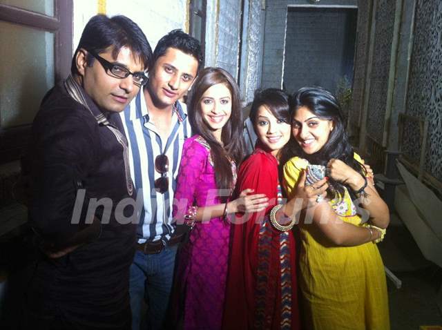 Dimple and Adaa on sets of Amrit Manthan with cast
