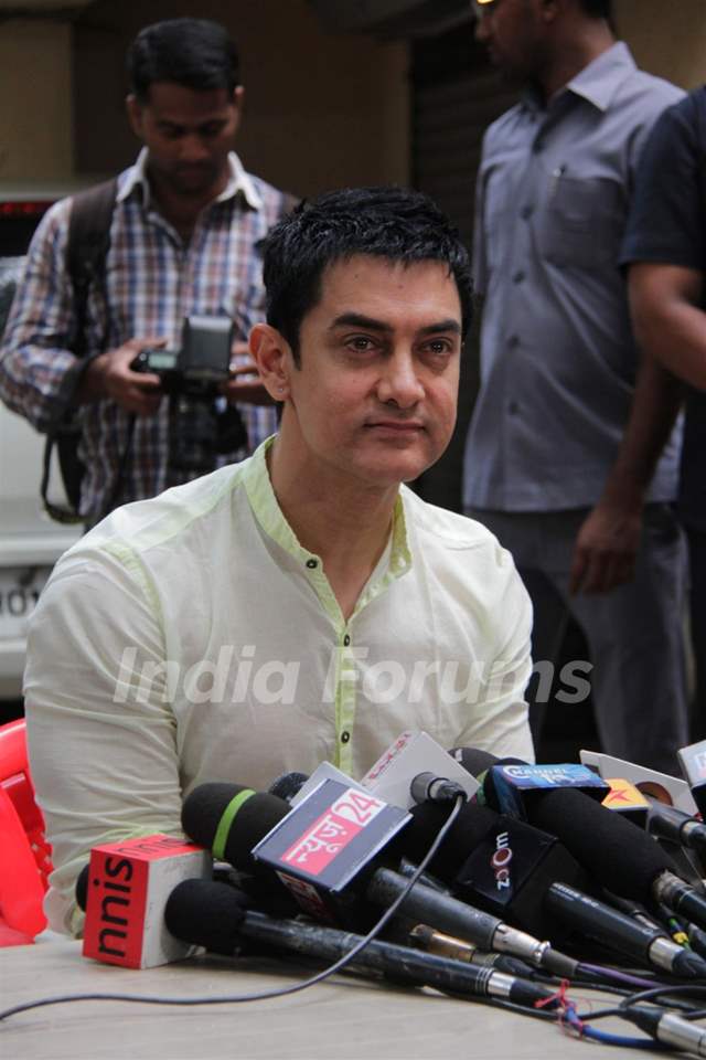 Aamir Khan holds press meet regarding his TV show Satyamev Jayate at his house on sunday