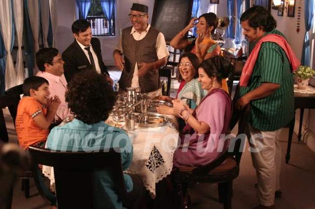 Debina Bonnerjee Shilpa Shinde, Rajendra Gupta,Sumit Arora & Paresh Ganatra with complete cast of CG