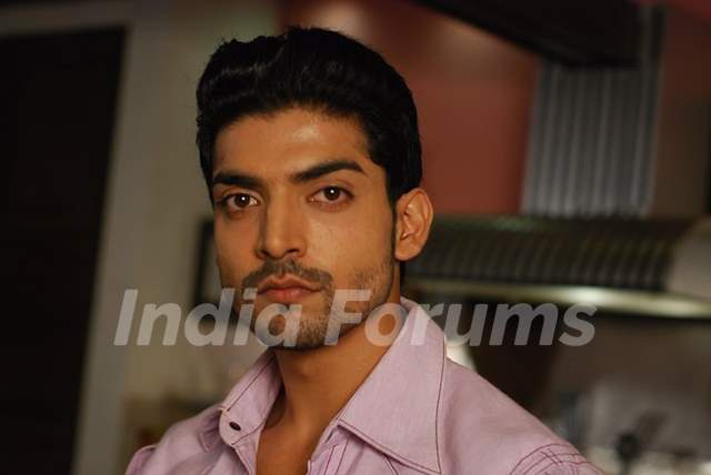 Gurmeet Choudhary In Geet Show Set