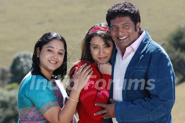 Aishwarya with Trisha and Prakash Raj during the movie Abhiyum Naanum.