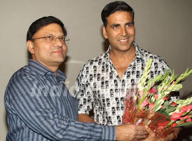 Akshay Kumar with Delhi Police Commissioner B K Gupta at special screening of film Rowdy Rathore