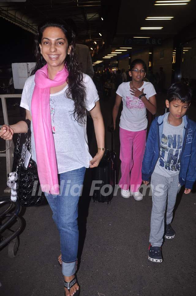 Juhi Chawla Ki Sexy Nangi Bur Ki Photos - Bollywood celebrities Juhi Chawla snapped at airport leaving for London. .  Media