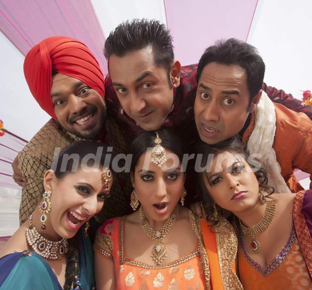 Khushboo, Mahie, Gippy and Ghuggi with Carry On Jatta cast Photo