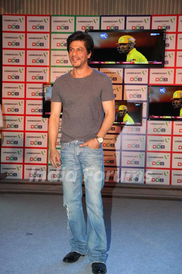 Sushant recreates SRK pose DDLJ style! - YouTube