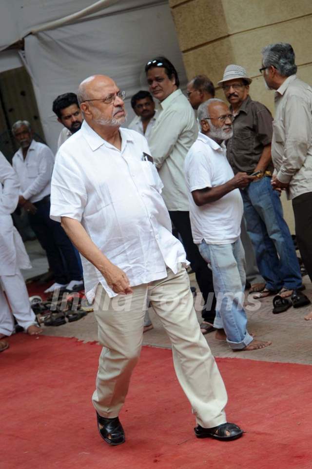 Cinematographer-director Govind Nihalani at the funeral of cinematographer and director Ashok Mehta