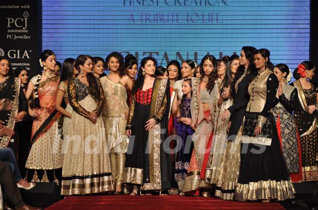 Bollywood and Television Celebs on ramp at the Beti show by Vikram Phadnis at IIJW 2012