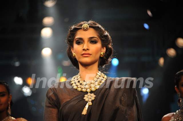 Sonam Kapoor showstoppers for PC Jewellers at IIJW 2012