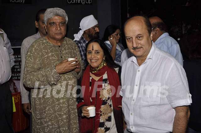 Javed Akhtar, Ila Arun and Anupam Kher at attended the prayer meet for Shri.AK Hangal