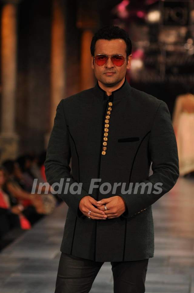 Rohit Roy at Mijjwan Sonnets in Fabric Fashion Show